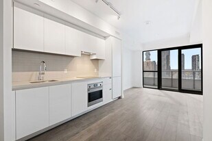 4015 The Exchange in Mississauga, ON - Building Photo