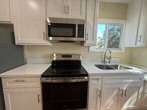 1057 E Salt Lake St, Unit A in Long Beach, CA - Building Photo - Building Photo
