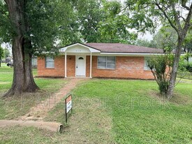 302 16th St in Hempstead, TX - Building Photo