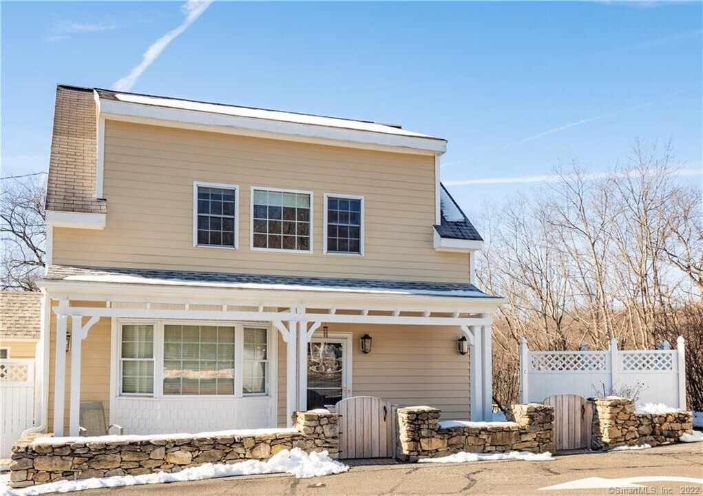 107 Black Rock Tpke in Redding, CT - Building Photo