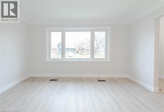 102 E 41st St in Hamilton, ON - Building Photo - Building Photo