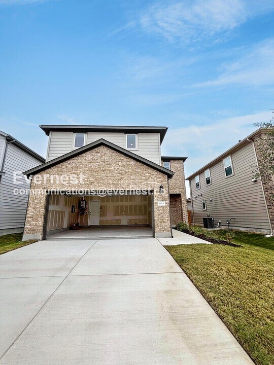 6013 Alfred Acrs Dr in Del Valle, TX - Building Photo