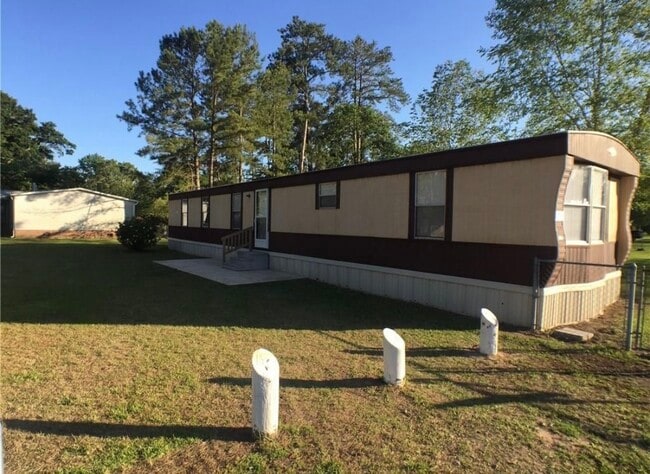 property at 2715 Pinecrest Dr