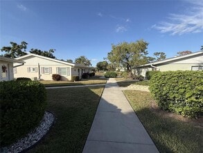 2202 Clubhouse Dr in Sun City Center, FL - Foto de edificio - Building Photo