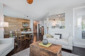 33065 Mill Lake Rd in Abbotsford, BC - Building Photo - Building Photo