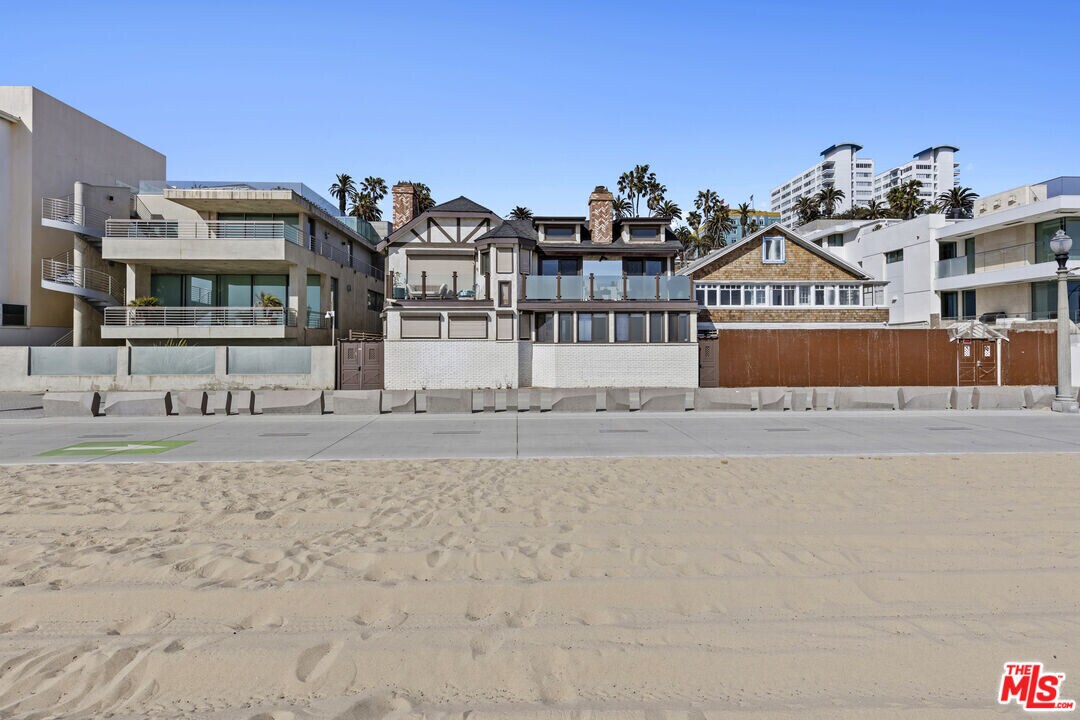 1362 Palisades Beach Rd in Santa Monica, CA - Building Photo