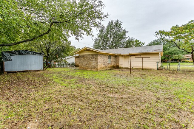 612 Wallace Dr in Crowley, TX - Building Photo - Building Photo