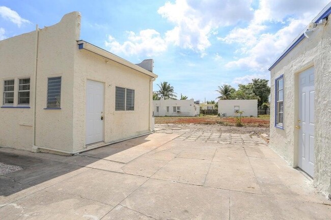 4009 Garden Ave, Unit B in West Palm Beach, FL - Building Photo - Building Photo