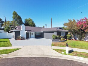23701 Bessemer St in Woodland Hills, CA - Foto de edificio - Building Photo
