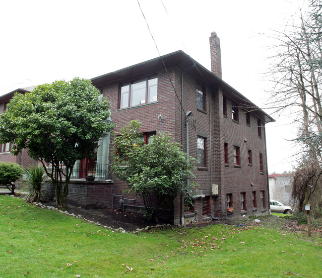 Brentwood Apartments in Seattle, WA - Building Photo - Building Photo