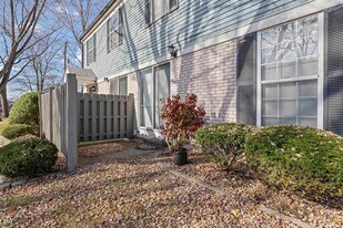 24692 N Meadow Dr, Unit 9 / 3 in Harrison Township, MI - Building Photo