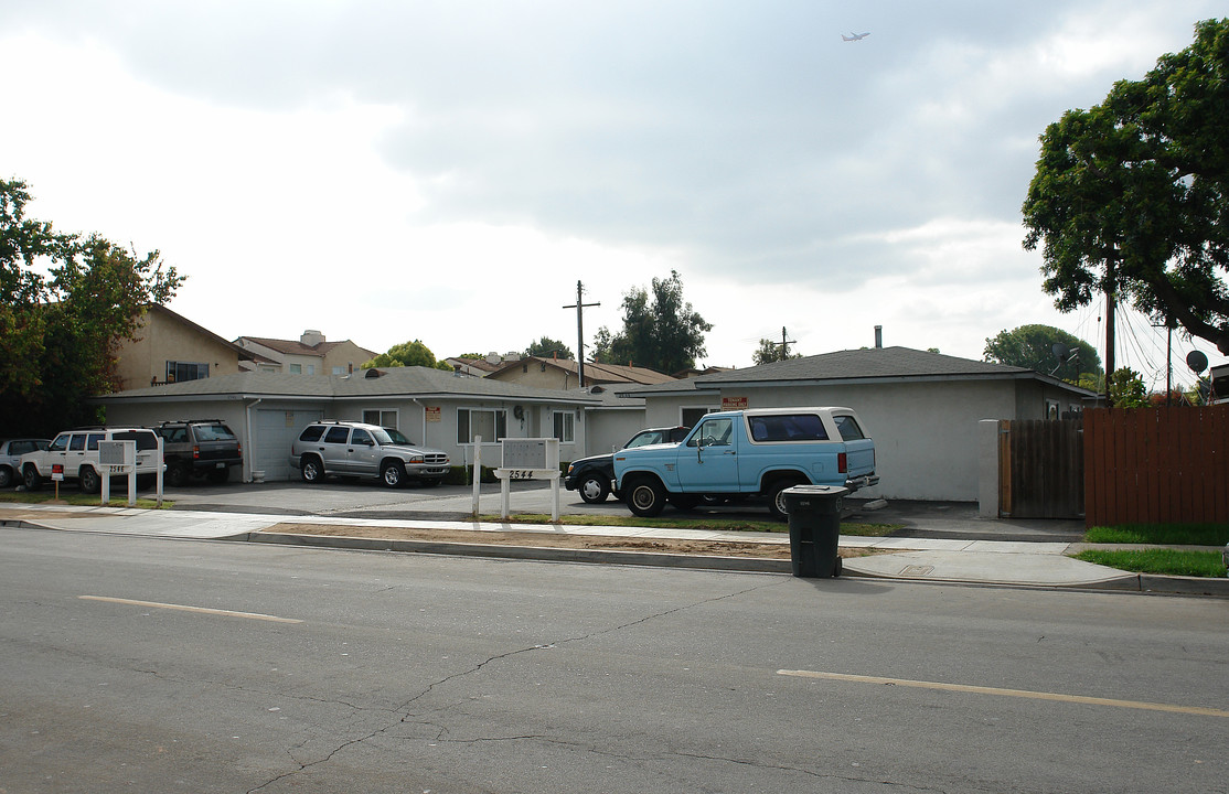 2544-2546 Orange Ave in Costa Mesa, CA - Foto de edificio