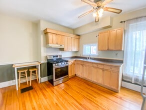 19 Chapel St, Unit 1 in Augusta, ME - Foto de edificio - Building Photo