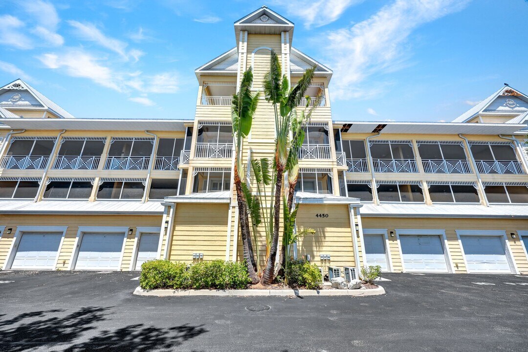 4450 Chickee Hut Ct, Unit 102 in Bonita Springs, FL - Foto de edificio