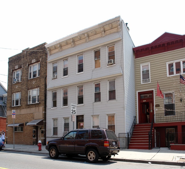 1064 Summit Ave