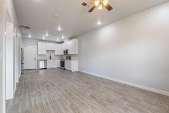 604 Kimbro St in Taylor, TX - Building Photo - Building Photo
