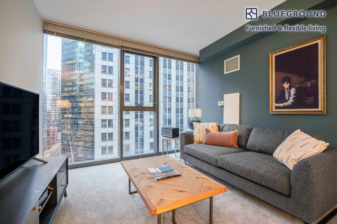 210 N Wells St in Chicago, IL - Building Photo