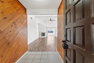 9723 Cedar Bluff Dr in Houston, TX - Foto de edificio - Building Photo