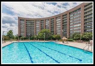 1805 Crystal Dr in Arlington, VA - Building Photo - Building Photo