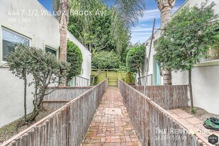 4447 1/2 Willow Brook Ave in Los Angeles, CA - Building Photo