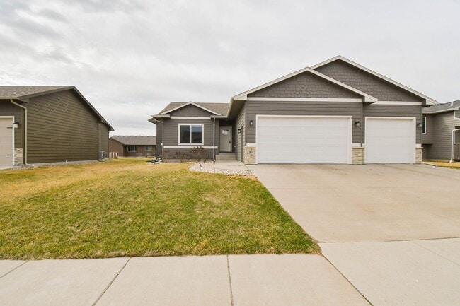 7301 E Corinth St in Sioux Falls, SD - Building Photo - Building Photo