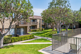 Westlake Village in Costa Mesa, CA - Foto de edificio - Building Photo