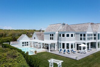390 Old Montauk Hwy in Montauk, NY - Building Photo - Building Photo