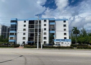 5033 NW 7th St, Unit #410 in Miami, FL - Foto de edificio - Building Photo