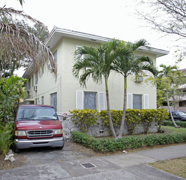 300 Mendoza Ave in Miami, FL - Building Photo - Building Photo