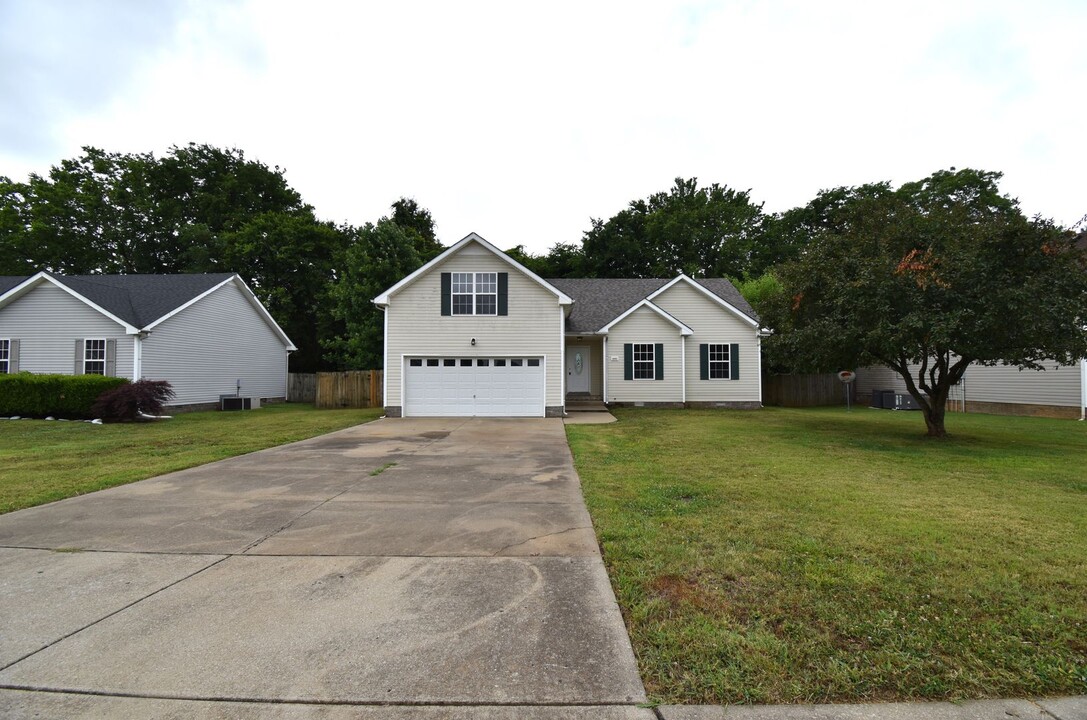 4061 New Grange Cir in Clarksville, TN - Building Photo