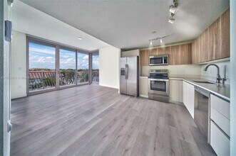 8175 NW 107th Ct-Unit -6-607 in Doral, FL - Foto de edificio - Building Photo