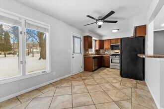 1328 Timberline Dr in Joliet, IL - Foto de edificio - Building Photo