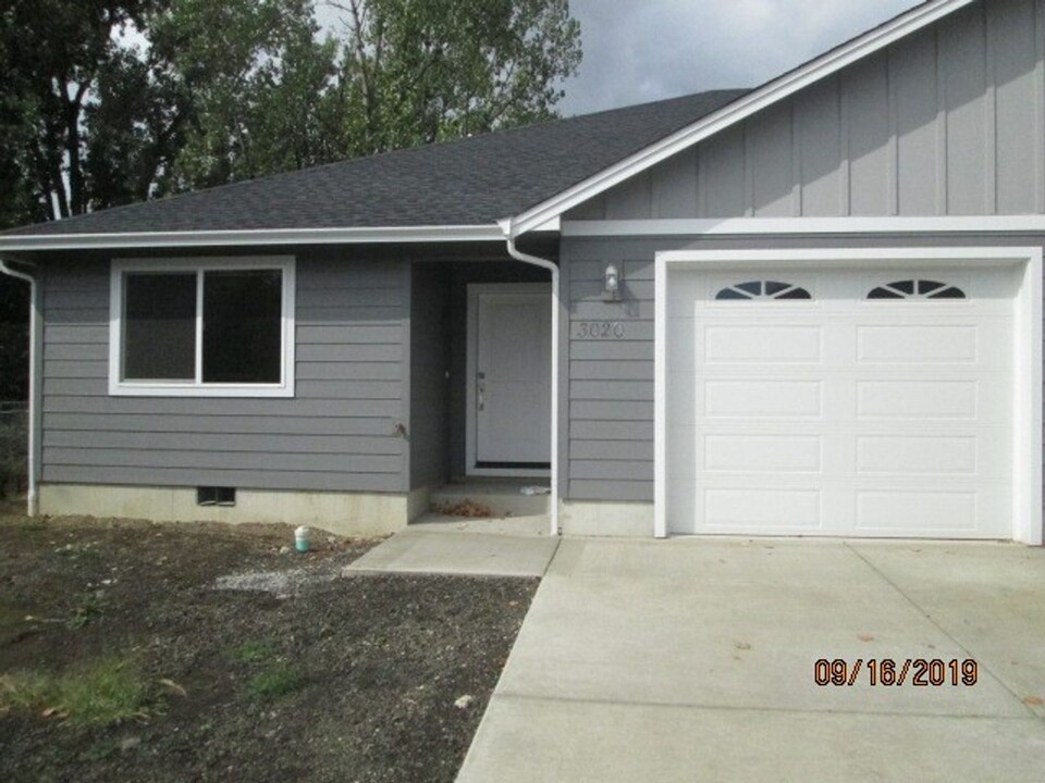 3020 NE Johnson St-Unit -3020 Johnson St. in Roseburg, OR - Building Photo