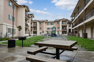 Redwood Views Apartments in Windsor, CA - Foto de edificio - Building Photo