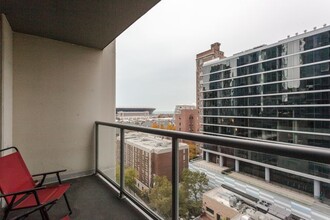 100 E 14th St, Unit 906 in Chicago, IL - Foto de edificio - Building Photo