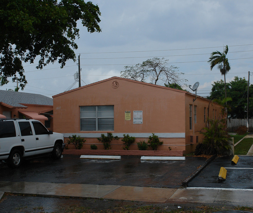 1927-1931 Lincoln St in Hollywood, FL - Building Photo