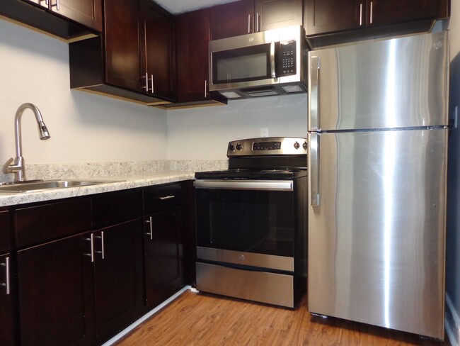307 W Little Creek Rd in Norfolk, VA - Foto de edificio - Building Photo