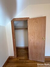 24 Gardner St, Unit 1 in Newton, MA - Foto de edificio - Building Photo