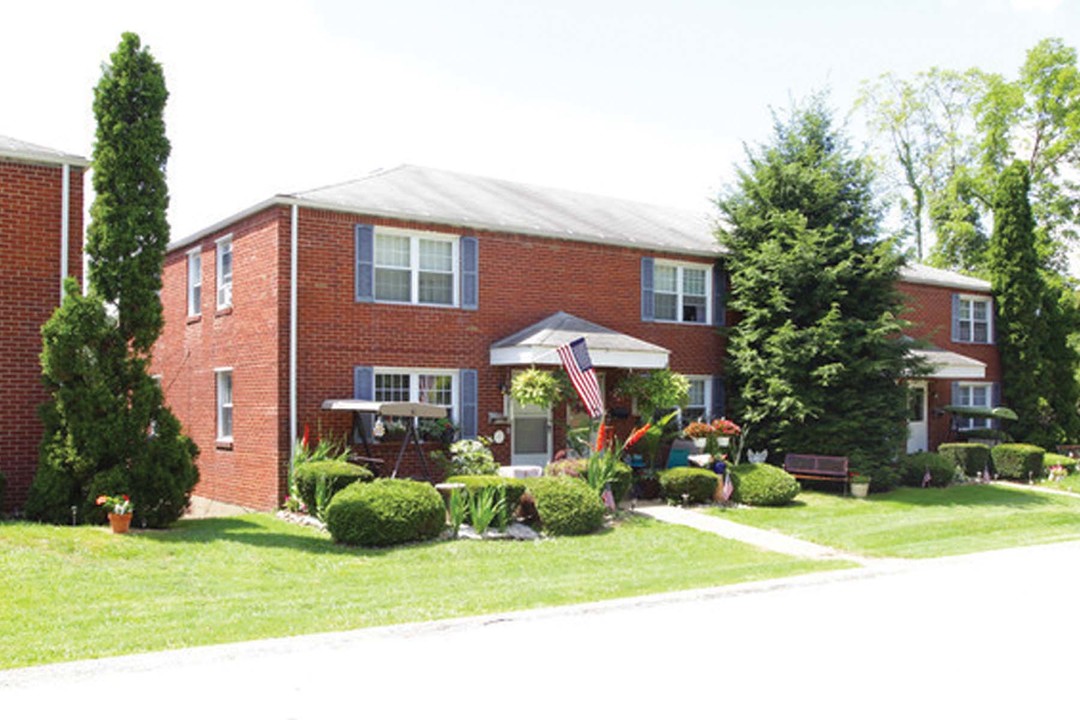 7565 Elaine Dr in Irwin, PA - Building Photo