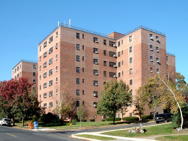 Berkley Arms Condominium in Hackensack, NJ - Foto de edificio - Building Photo