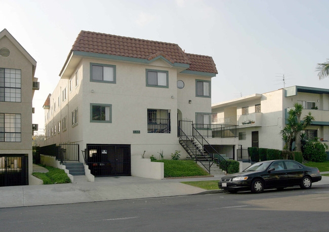 4832 Rosewood Ave in Los Angeles, CA - Building Photo - Building Photo