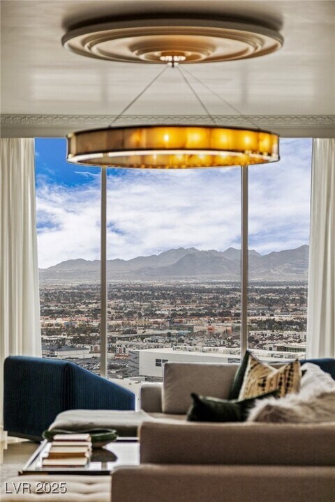 2877 Paradise Rd in Las Vegas, NV - Building Photo