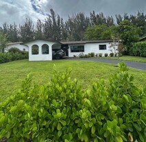 5450 SW 55th Ave in Davie, FL - Building Photo