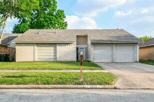 5635 Greenhill Forest Dr in Houston, TX - Building Photo