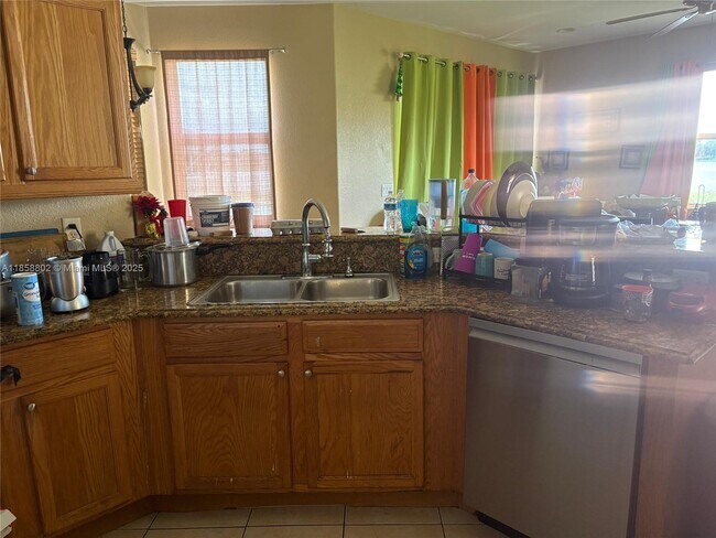 947 NW Leonardo Cir in Port St. Lucie, FL - Foto de edificio - Building Photo