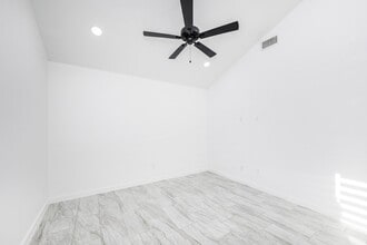 3911 Casa Blanca Lake Rd in Laredo, TX - Foto de edificio - Building Photo