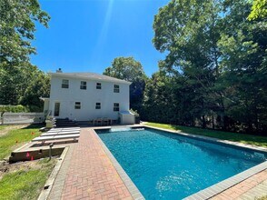 61 Hog Creek Rd in East Hampton, NY - Foto de edificio - Building Photo