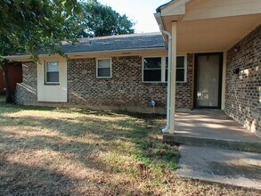 1320 Parkwoods Ct in Midwest City, OK - Building Photo - Building Photo