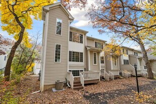 321 W Whispering Oaks Ln in Round Lake, IL - Building Photo