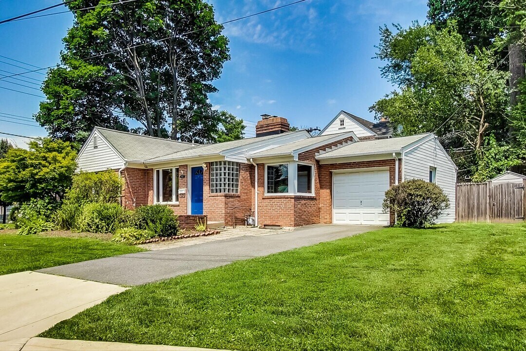 8617 Lynbrook Dr in Bethesda, MD - Building Photo